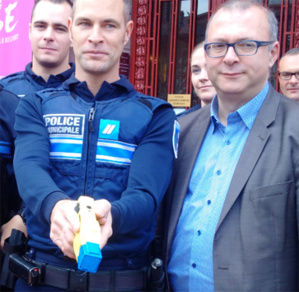 L'armement de la Police municipale : la girouette Meslot L'armement de la Police municipale : la girouette Meslot