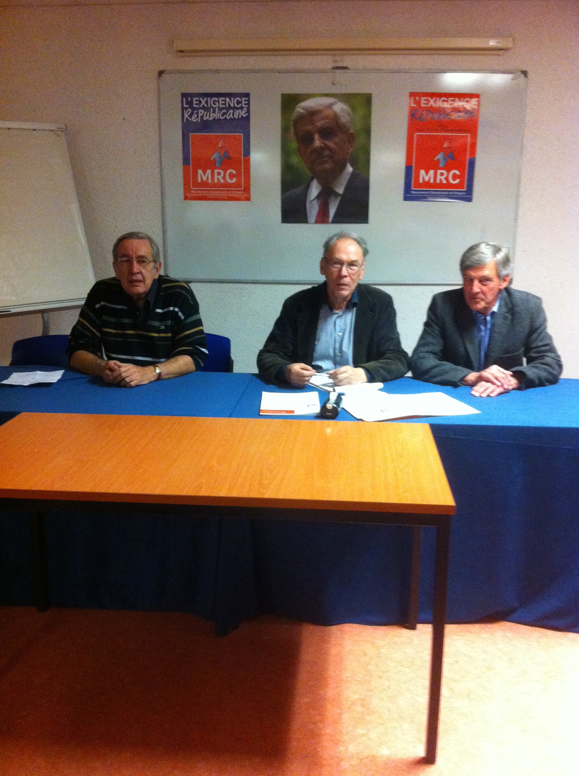 Avec de gauche à droite :  	Gérard Rifle, membre du conseil National : L’Europe des nations et des projets ou celle de l’austérité ?  	Gérard Pierre, secrétaire national, animateur de la réunion.  	Claude Gnos, Chercheur associé, Université de Bourgogne et International Economic Policy Institute (Canada) : L’Euro monnaie des peuples ou de la finance ?