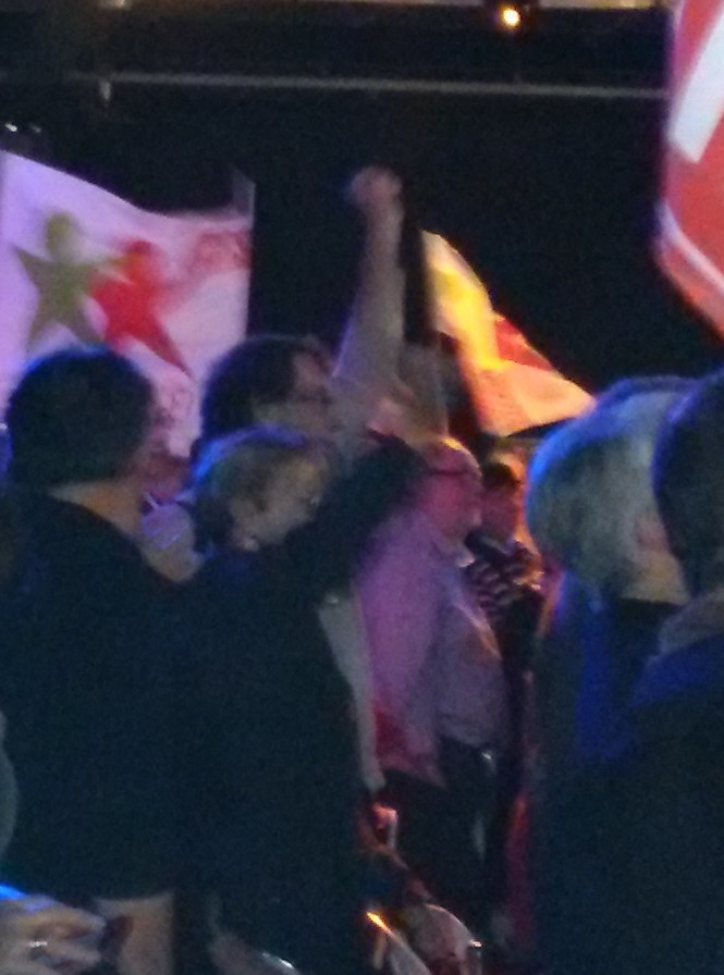 Quand le candidat MRC se lâche à Bègles au Meeting d'ouverture de campagne en présence de Marie Georges Buffet et de Olivier Dartigolles, en chantant "On lâche rien"...