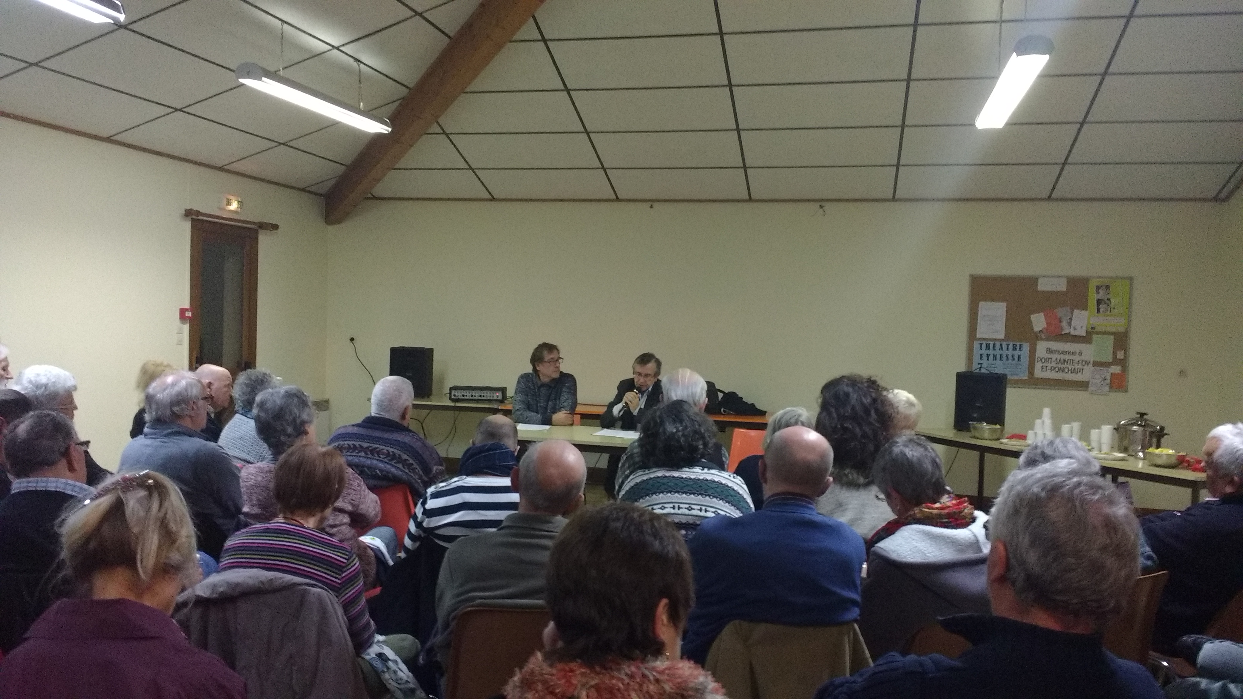 70 personnes pour une conférence de haut niveau de M. Michel Cabannes sur le TAFTA, bel échange dans la salle à l'initiative du MRC du Pays Foyen. Belle salle de Girondins périgourdins, militants PCF, PS, MRC des 2 départements, d'associatifs, de citoyens de tous ages, intéressés. Une belle assemblée citoyenne a qui  François MAS candidat en 7ème position aux régionales sur la liste L'humain d'abord en Dordogne demandé en introduction en paraphrasant Stephane Hessel :"indignons nous" 70 personnes pour une conférence de haut niveau de M. Michel Cabannes sur le TAFTA, bel échange dans la salle à l'initiative du MRC du Pays Foyen. Belle salle de Girondins périgourdins, militants PCF, PS, MRC des 2 départements, d'associatifs, de citoyens de tous ages, intéressés. Une belle assemblée citoyenne a qui  François MAS candidat en 7ème position aux régionales sur la liste L'humain d'abord en Dordogne demandé en introduction en paraphrasant Stephane Hessel :"indignons nous"