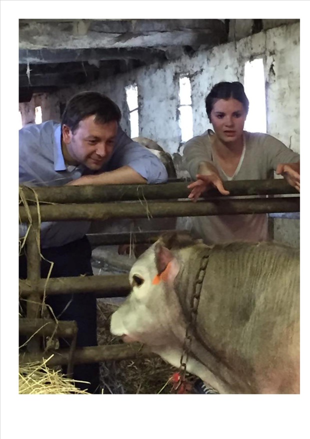 Bastien Faudot visitant un élevage de vaches bazadaises, à Arveyre