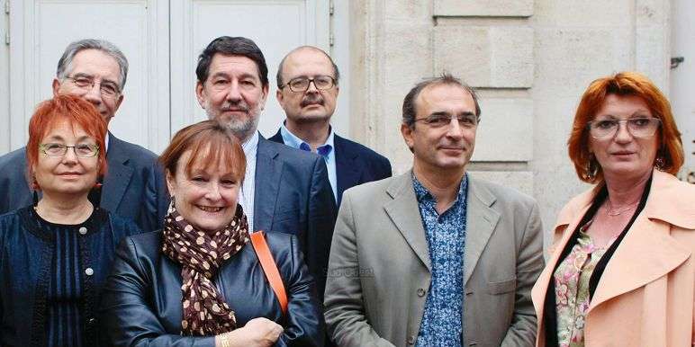 Journal Sud-Ouest le 06/10/2010 La réforme des collectivités réactive l’union des gauches De gauche à droite, Claude Mellier, Max Guichard (PC) Mireille Capdepont (MRC), Alain Anziani (PS), Yves Doutreix (MRC), Gérard Chausset (Verts) et Régine Marchand (PRG) Journal Sud-Ouest le 06/10/2010 La réforme des collectivités réactive l’union des gauches De gauche à droite, Claude Mellier, Max Guichard (PC) Mireille Capdepont (MRC), Alain Anziani (PS), Yves Doutreix (MRC), Gérard Chausset (Verts) et Régine Marchand (PRG)