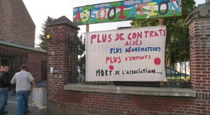 La fin des contrats aidés illustre la politique des plus forts contre les plus faibles. La fin des contrats aidés illustre la politique des plus forts contre les plus faibles.